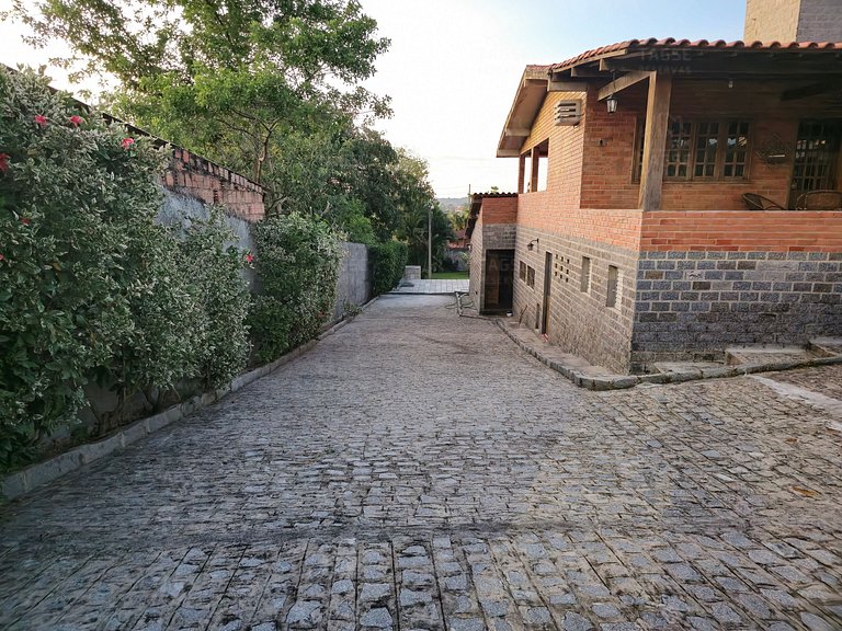 GRA001|Linda Casa com Piscina e 4 suítes