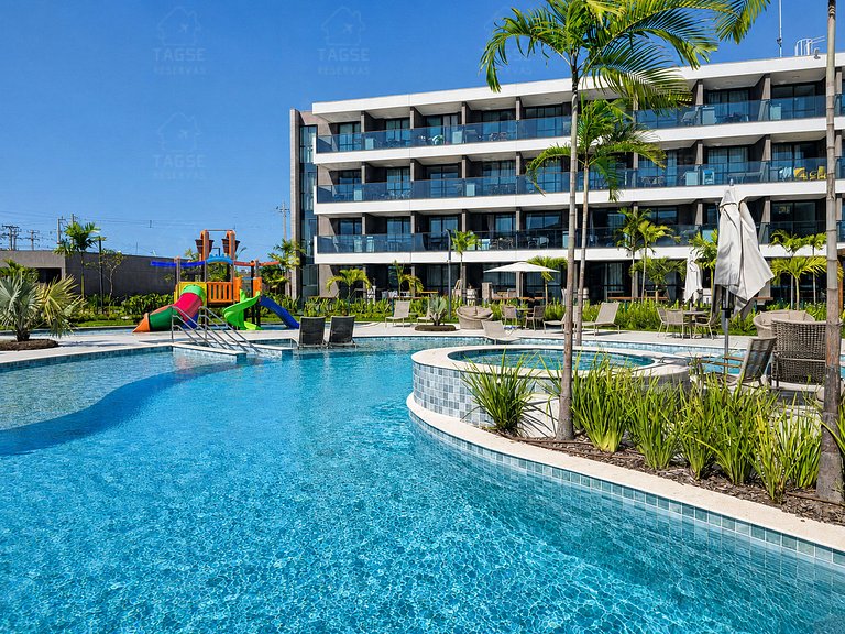 Piscinas, jacuzzi e localização próxima à praia